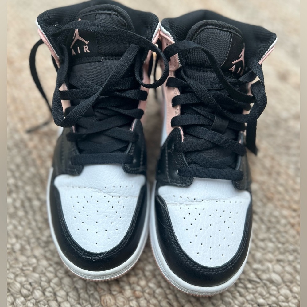 Air Jordan 1Mid GS Crimson Tint. Barely worn and in really good condition